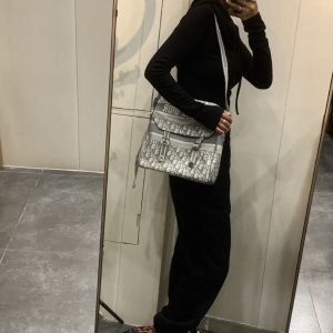 Simple and easy outfits, effortlessly stylish.