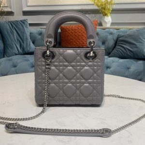 【Lady Dio.r My ABC】🍀🍀M0505 - Elephant Grey Sheepskin Silver This handbag embodies Dio.r's profound insight into elegance and beauty.