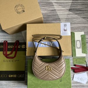 🐯 This mini handbag features a crescent-shaped silhouette and high-quality black leather, exuding a rich retro style.