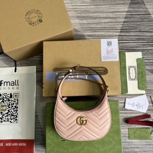 This mini handbag features a crescent-shaped silhouette and high-quality black leather, exuding a rich retro style.