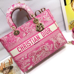 ❤️❤️Lady D-Lite Seven-Square Embroidered Tiger in a shimmering pink hue