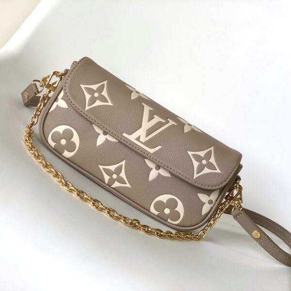 Ivy Wallet on Chain Luxury Style Crossbody Handbag for Women