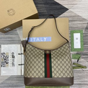 This medium-sized shoulder bag