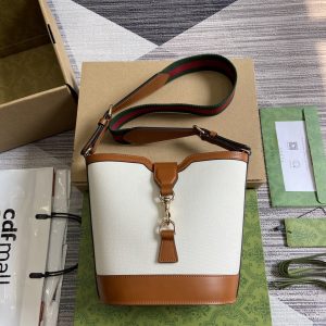 This mini bucket shoulder bag
