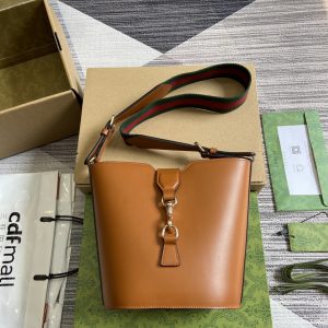 This mini bucket shoulder bag is crafted from classic