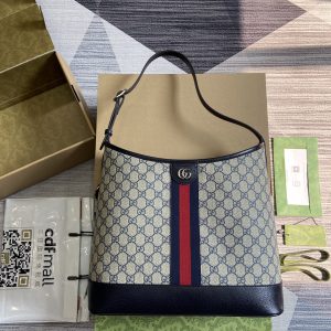 This medium-sized shoulder bag