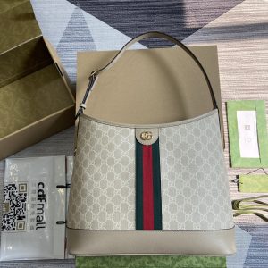 This medium-sized shoulder bag